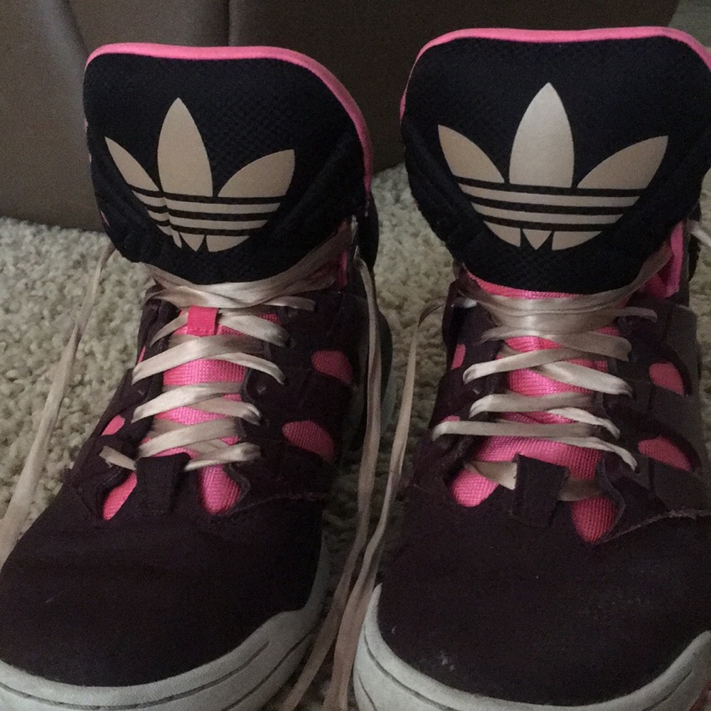 Hi these are a pair of tennis shoes.